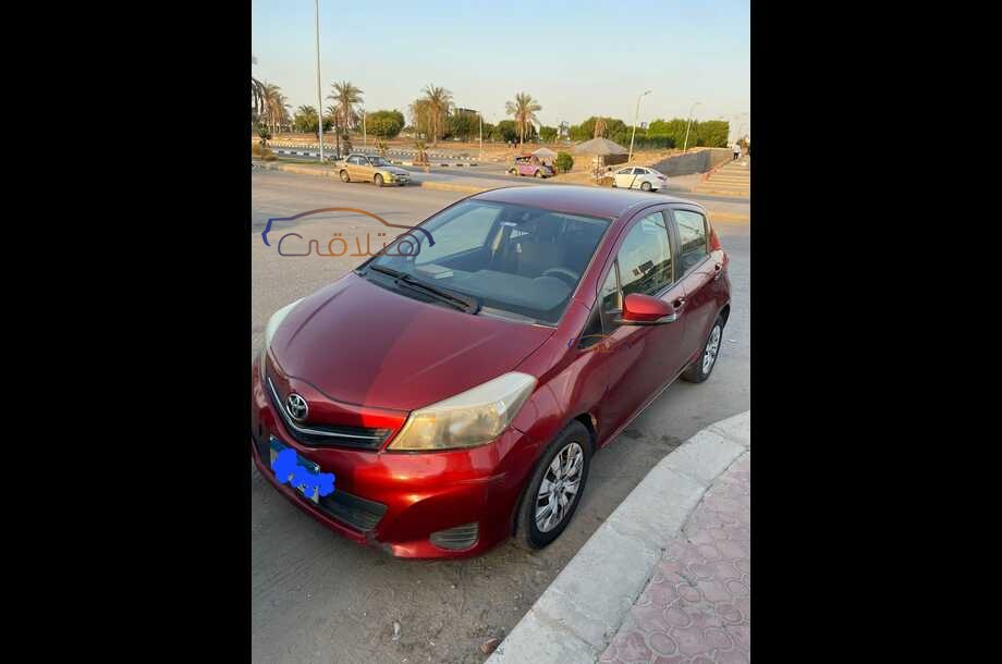 Yaris Toyota Dark red