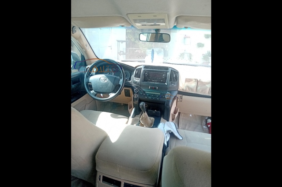 Land Cruiser Toyota أبيض