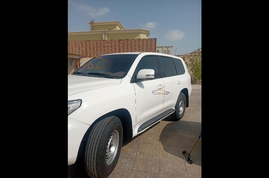 Land Cruiser Toyota أبيض