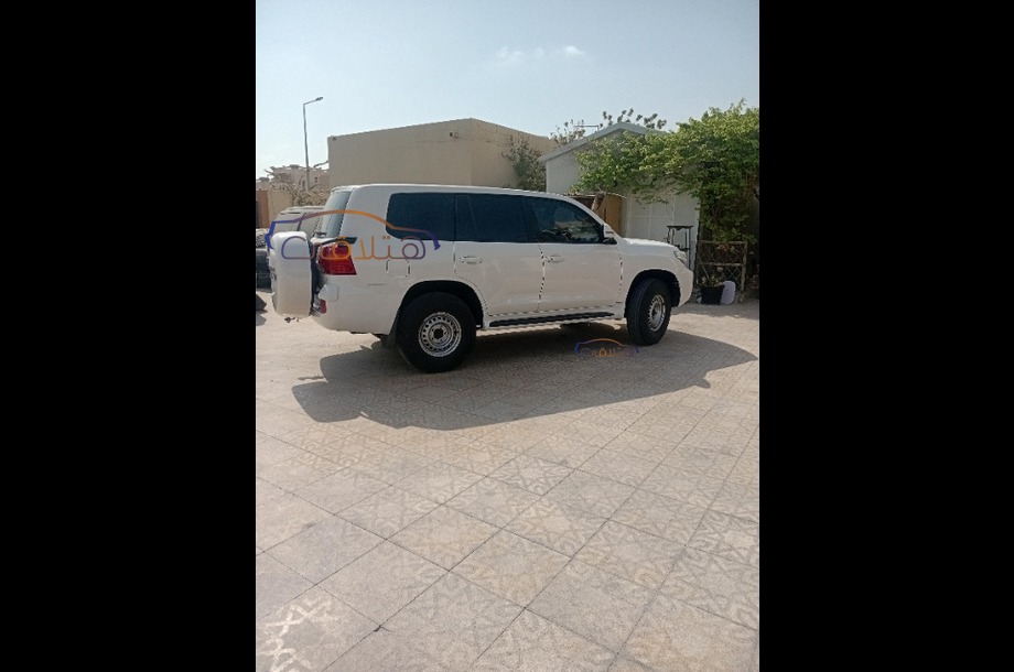 Land Cruiser Toyota أبيض