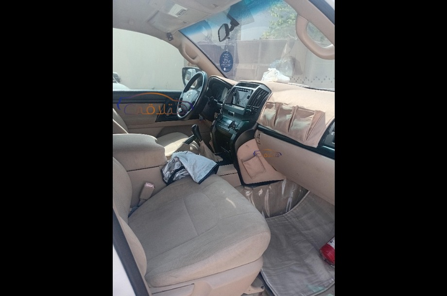 Land Cruiser Toyota أبيض