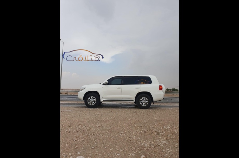 Land Cruiser Toyota أبيض