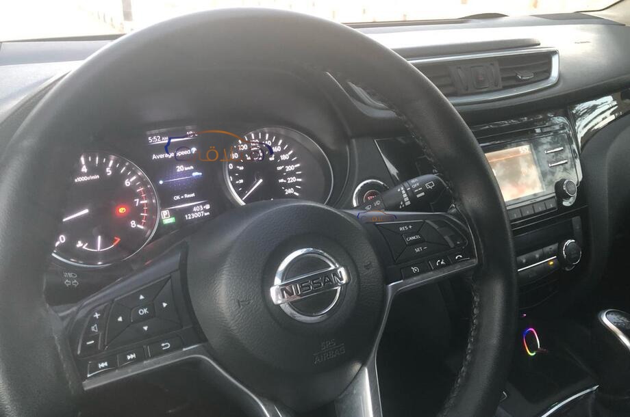 Qashqai Nissan أسود