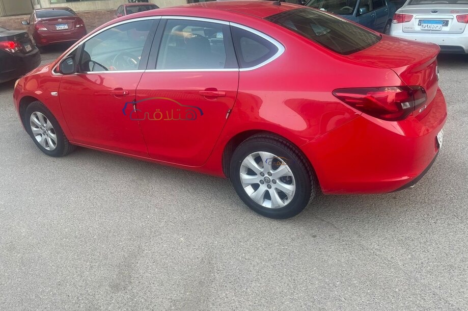 Astra Opel احمر