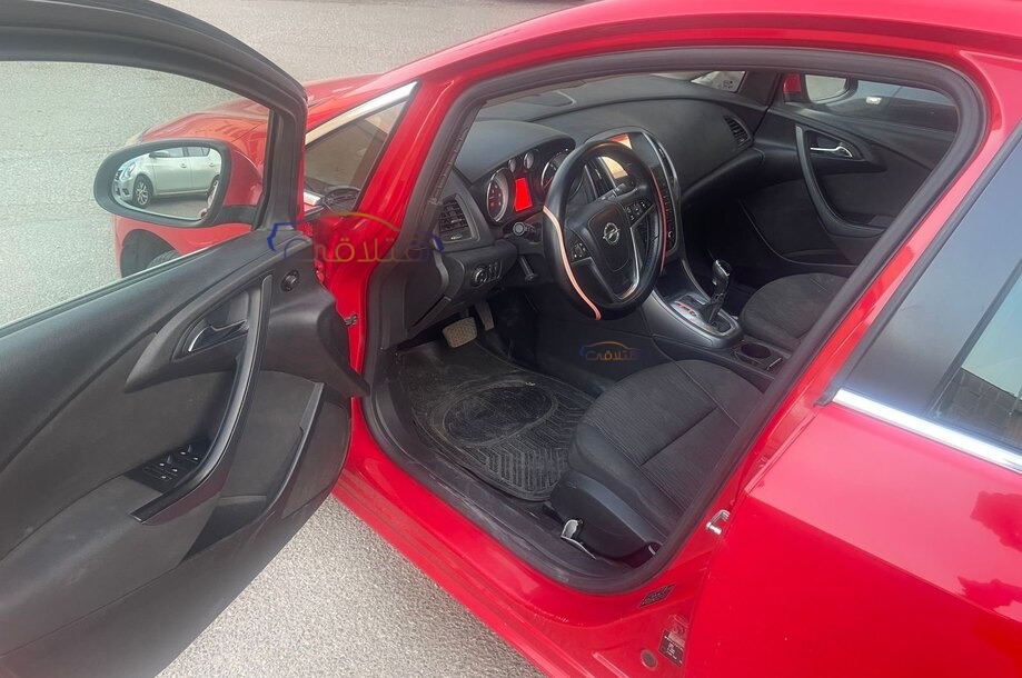 Astra Opel احمر