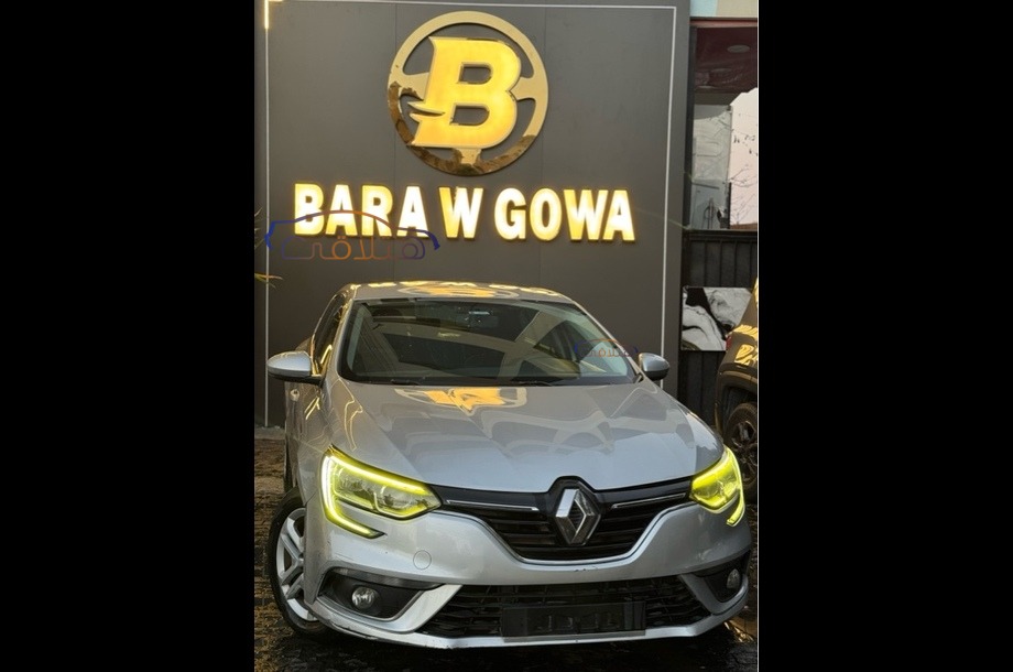 Megane Renault فضي
