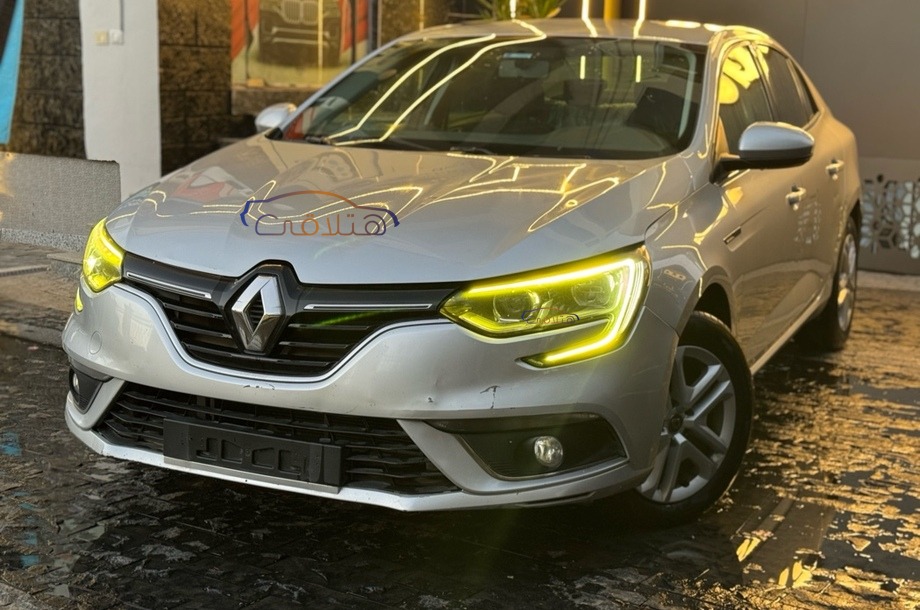 Megane Renault فضي