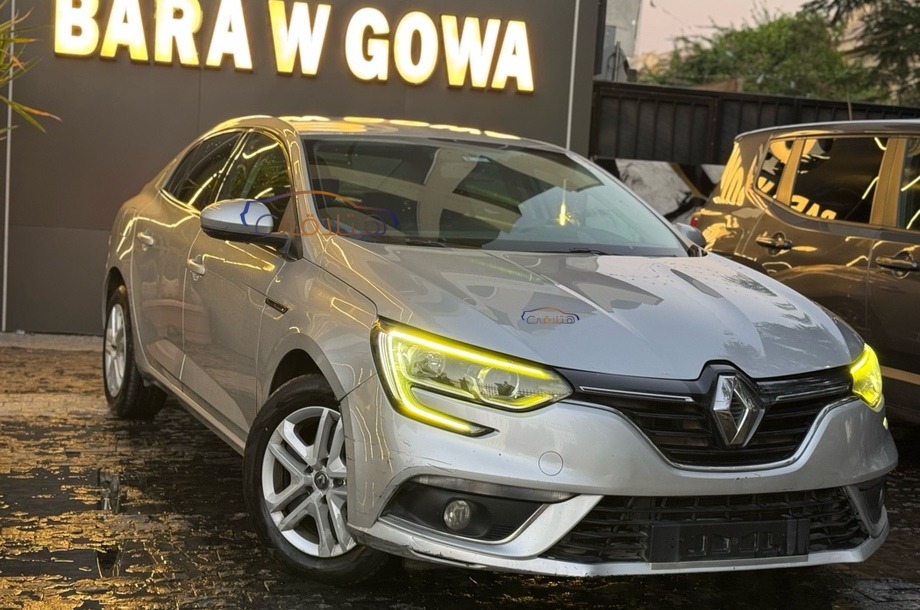 Megane Renault فضي