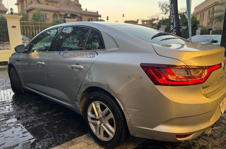 Megane Renault فضي