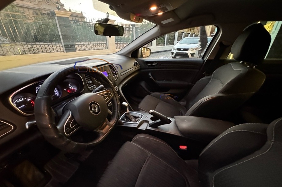 Megane Renault فضي
