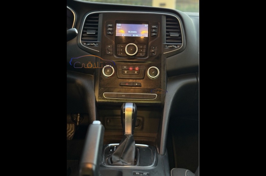 Megane Renault فضي