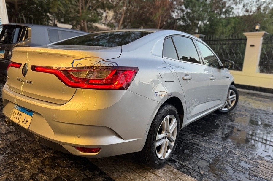 Megane Renault فضي
