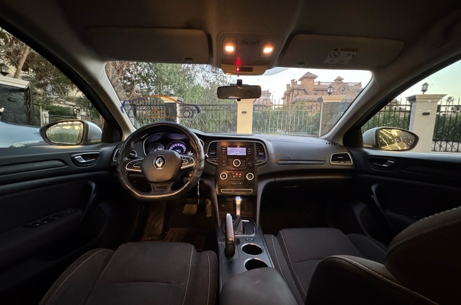 Megane Renault فضي