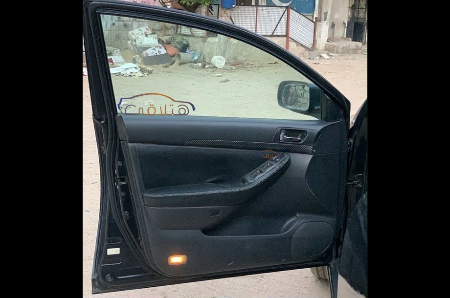Avensis Toyota أسود