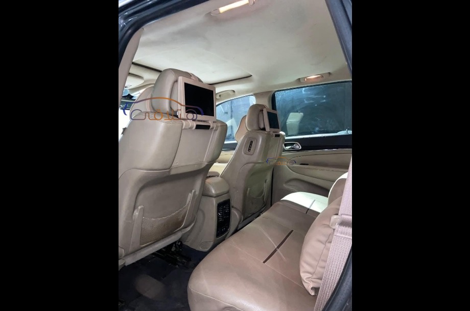 Grand Cherokee Jeep ذهبي