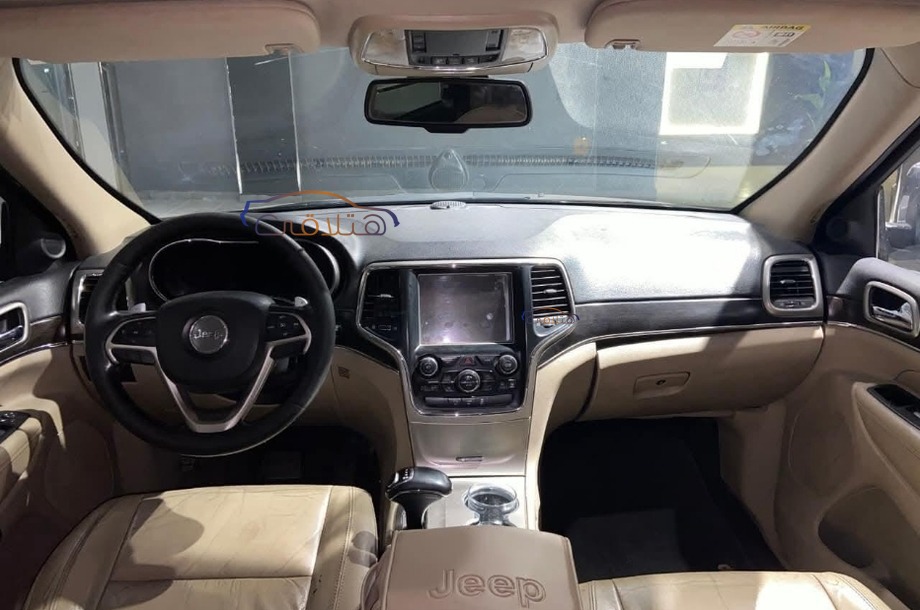 Grand Cherokee Jeep ذهبي