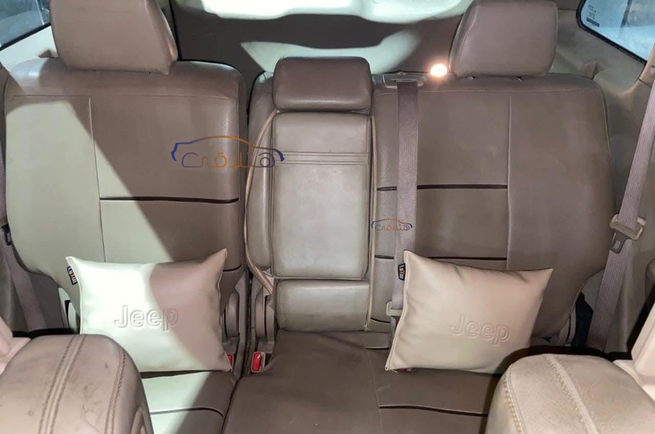 Grand Cherokee Jeep ذهبي