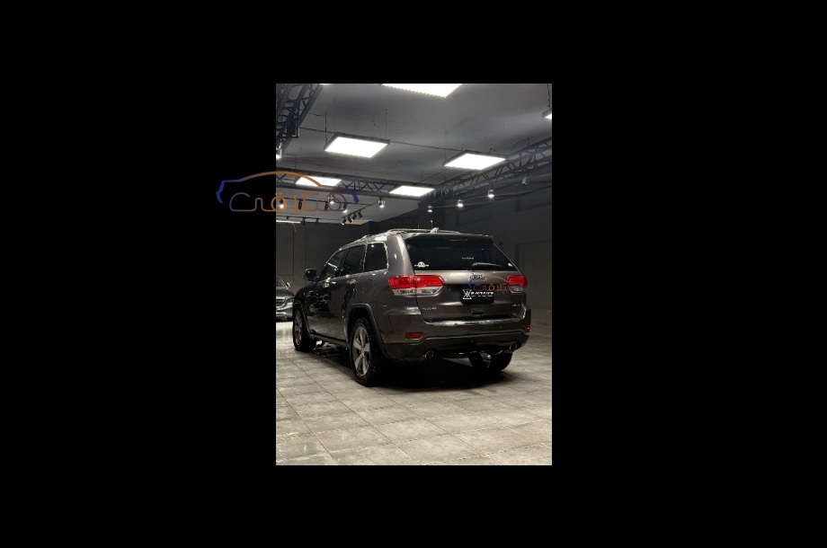 Grand Cherokee Jeep ذهبي