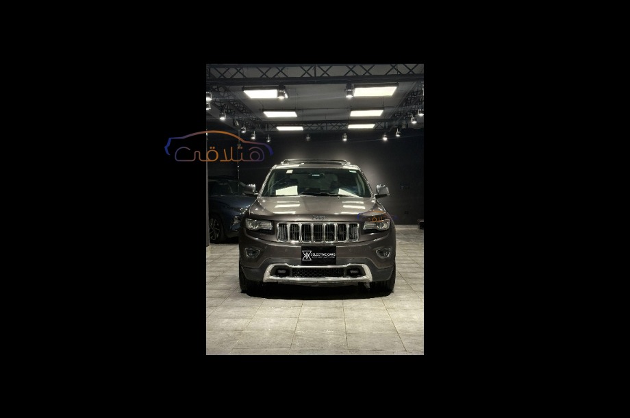 Grand Cherokee Jeep ذهبي