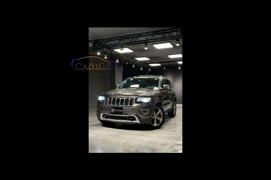 Grand Cherokee Jeep ذهبي