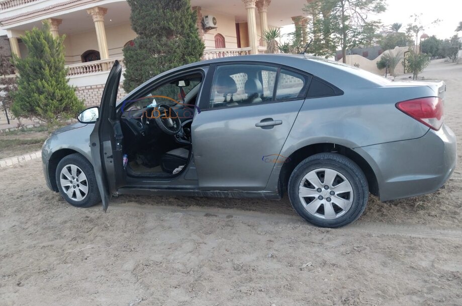 Cruze Chevrolet فضي