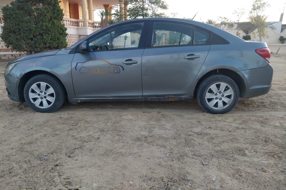 Cruze Chevrolet فضي