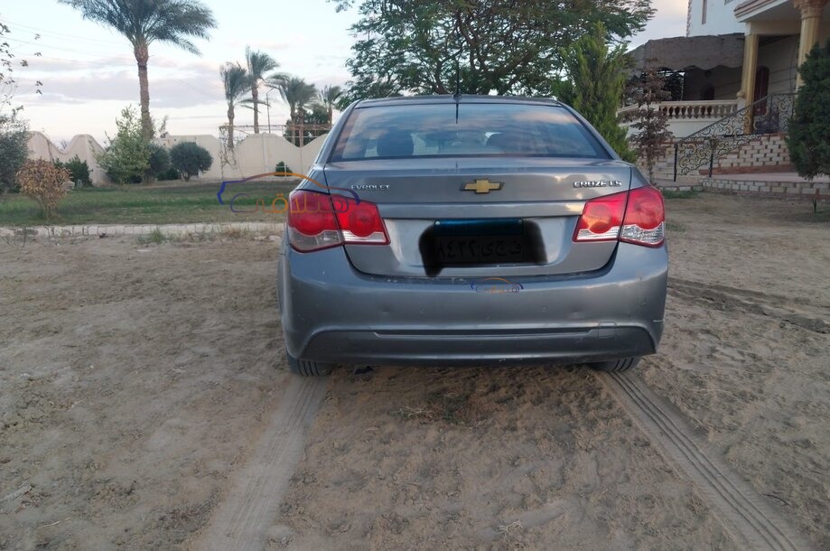 Cruze Chevrolet فضي