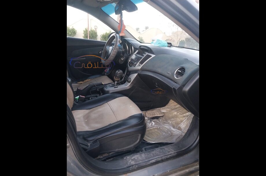 Cruze Chevrolet فضي