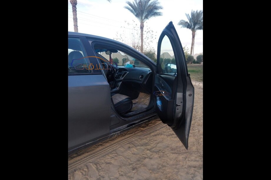 Cruze Chevrolet فضي
