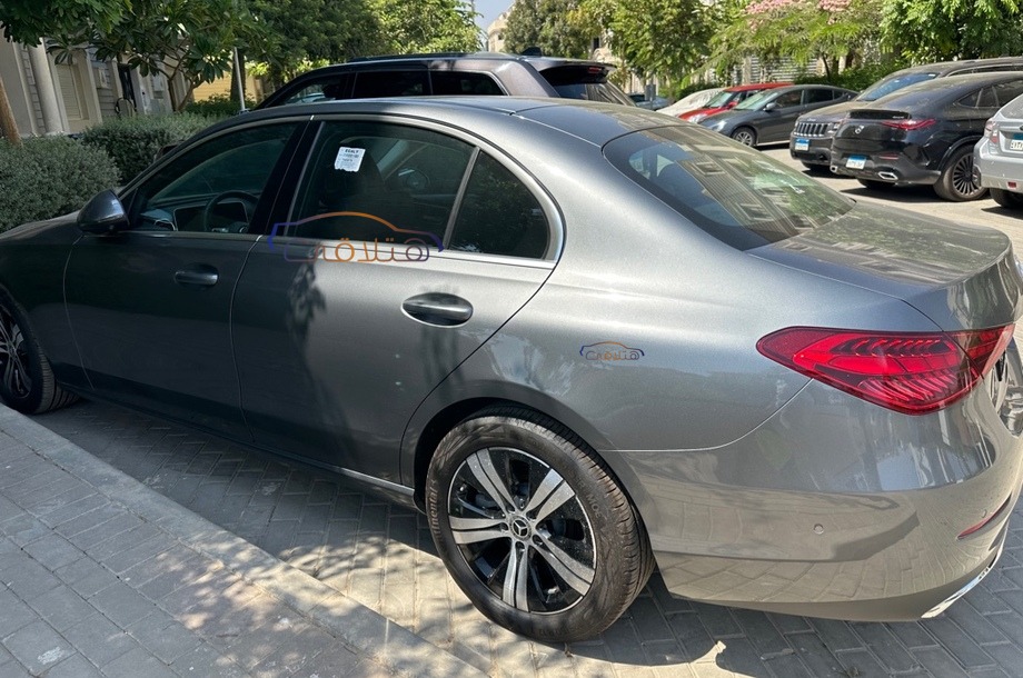 C 180 Mercedes فضي
