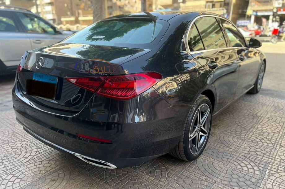 C 180 Mercedes أسود