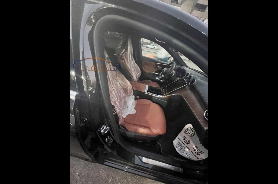 C 180 Mercedes أسود