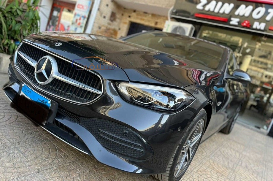 C 180 Mercedes أسود