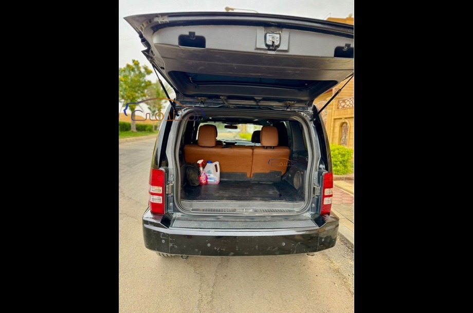 Cherokee Jeep أسود