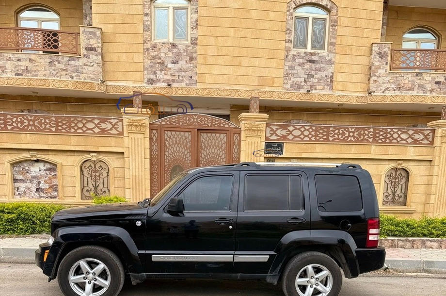 Cherokee Jeep أسود