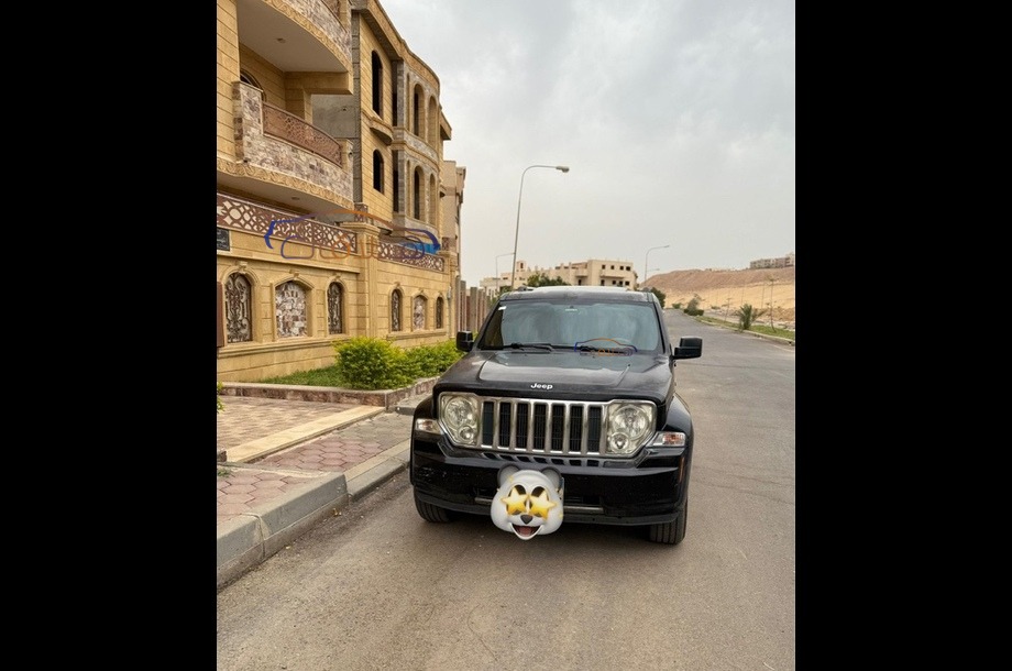 Cherokee Jeep أسود