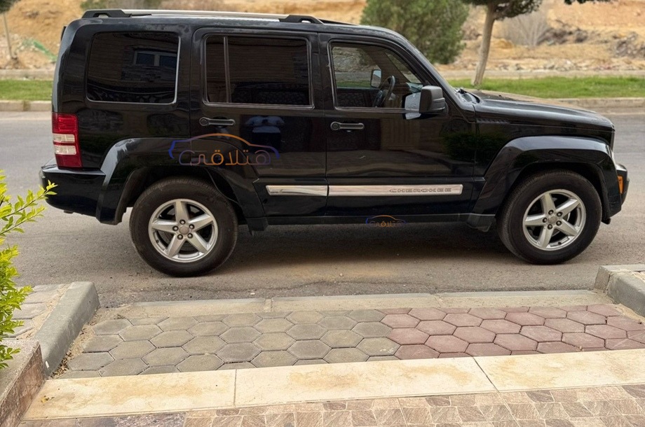 Cherokee Jeep أسود