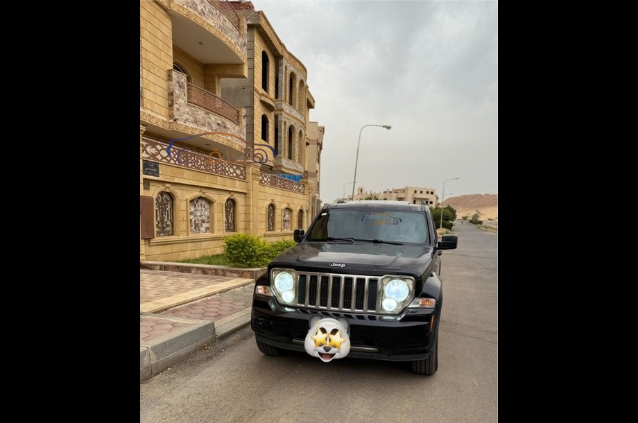 Cherokee Jeep أسود