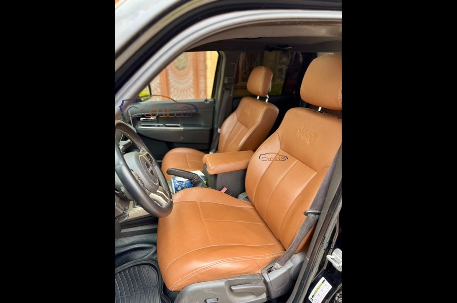 Cherokee Jeep أسود