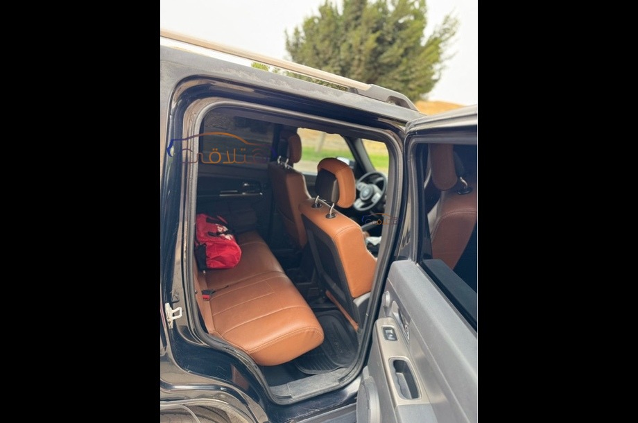 Cherokee Jeep أسود