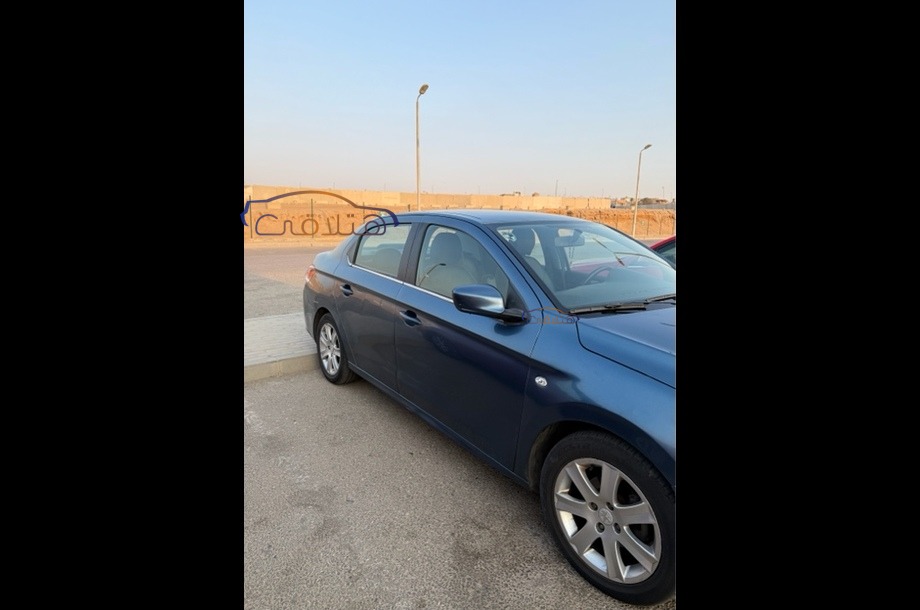 301 Peugeot أزرق