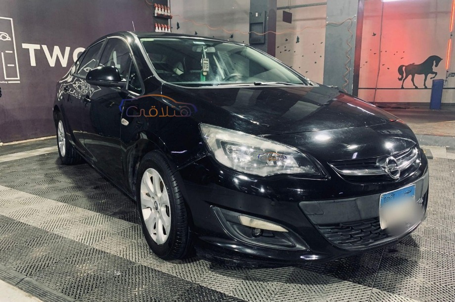 Astra Opel أسود