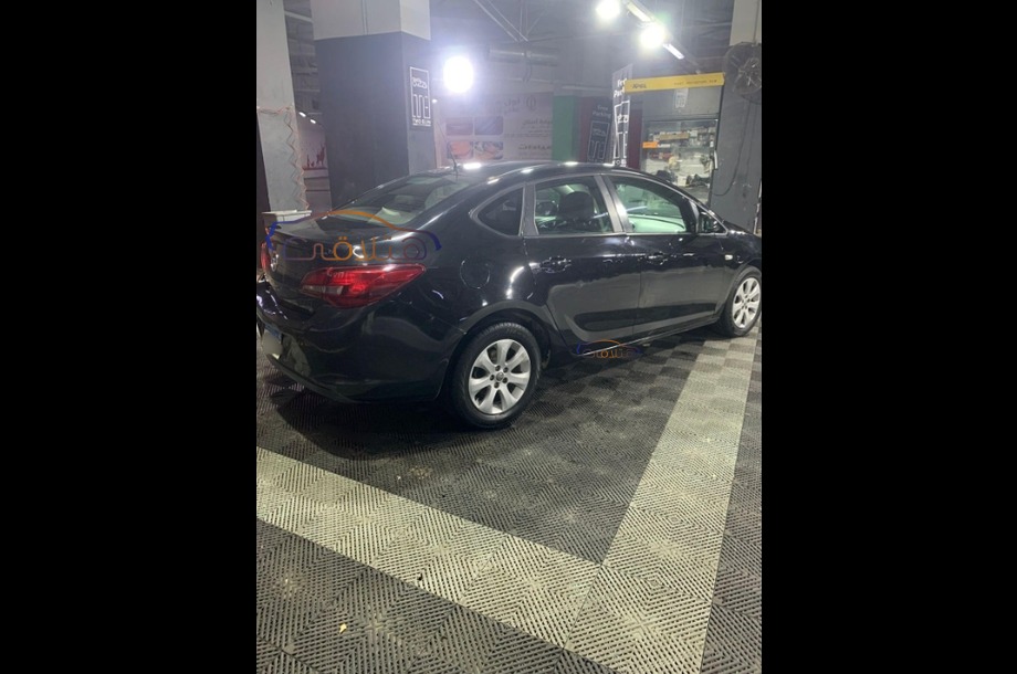 Astra Opel أسود