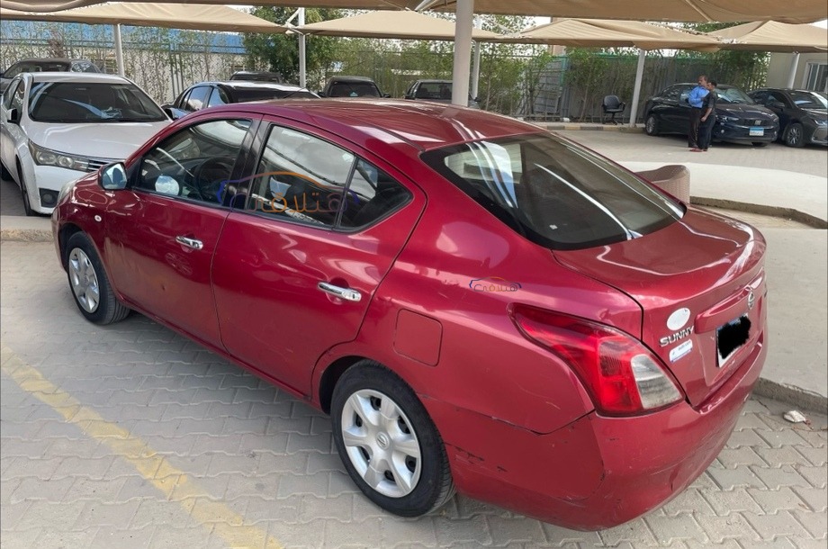 Sunny Nissan احمر