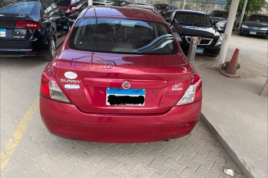 Sunny Nissan احمر