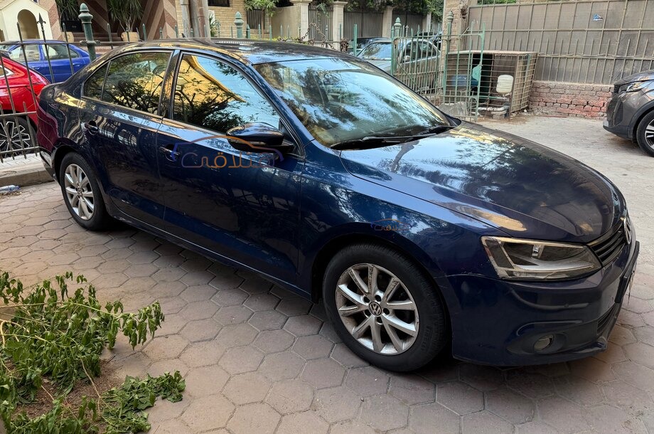 Jetta Volkswagen الأزرق الداكن