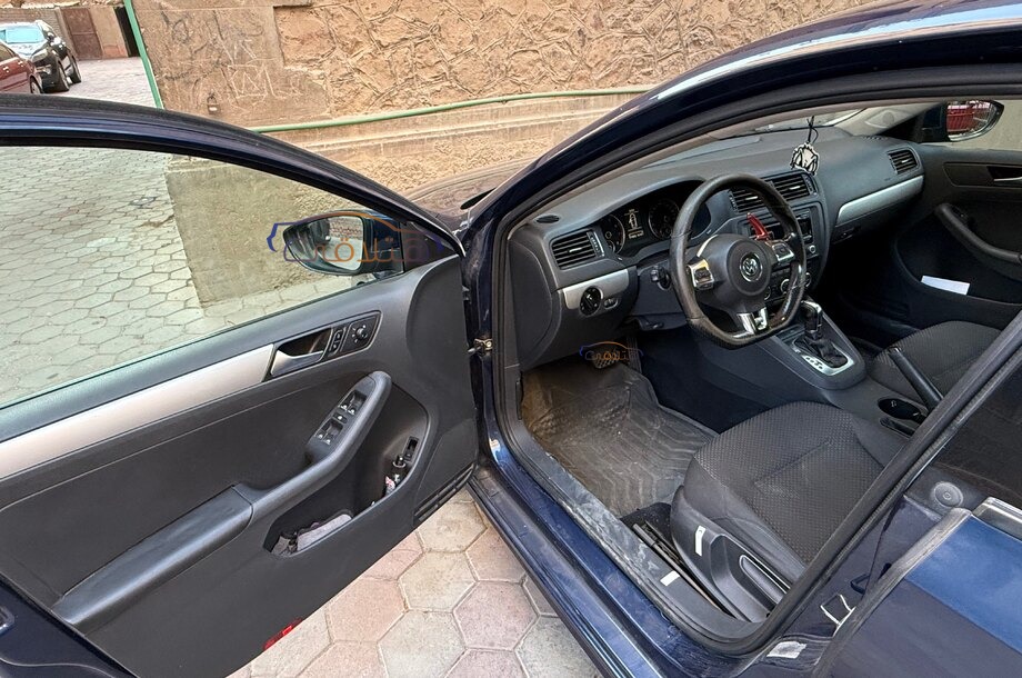 Jetta Volkswagen الأزرق الداكن