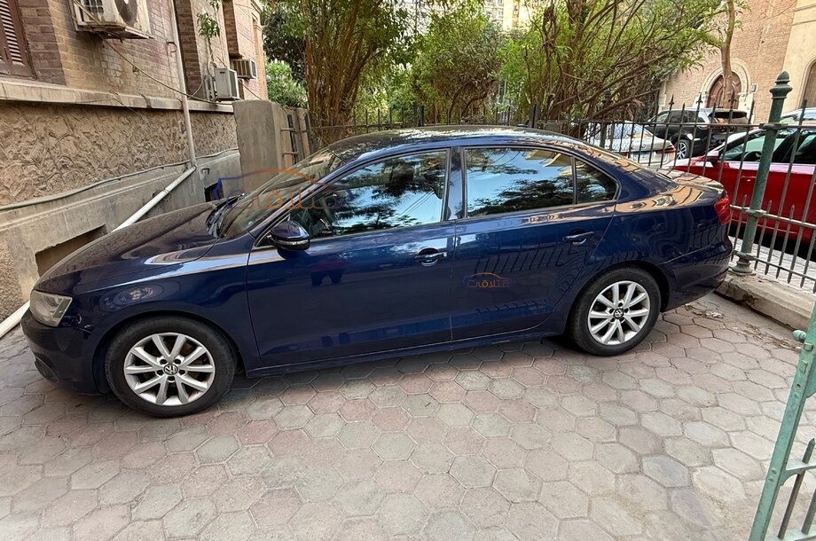 Jetta Volkswagen الأزرق الداكن