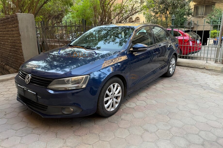 Jetta Volkswagen الأزرق الداكن