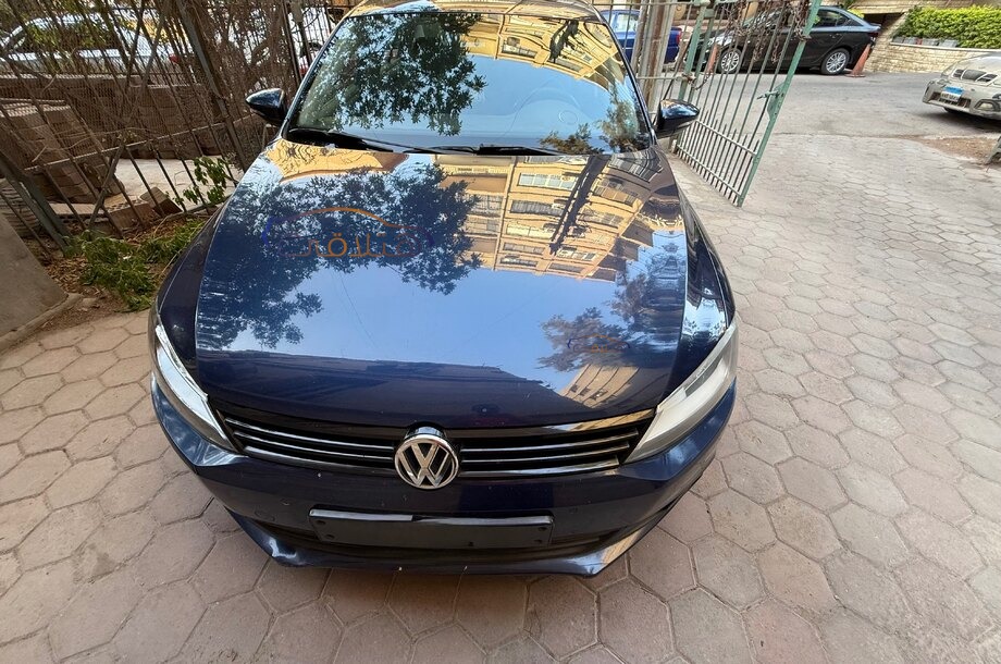 Jetta Volkswagen الأزرق الداكن